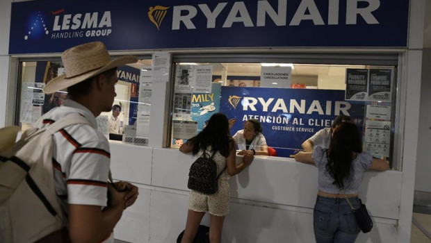 ep pasajeros en el mostrador de ryanair en el aeropuerto de madrid-barajas adolfo suarez durante la
