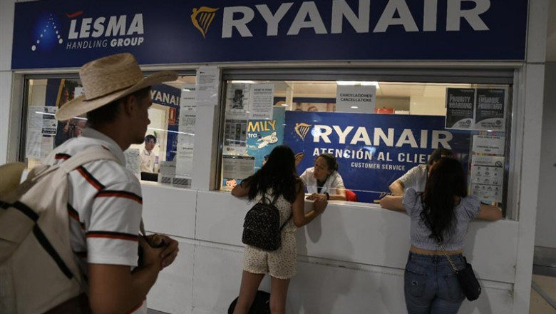 Pasajeros en el mostrador de Ryanair en el Aeropuerto de Madrid-Barajas Adolfo Suárez durante la huelga del miércoles 25 de julio | Oscar del Pozo - Europa Press - Archivo ep pasajeros en el mostrador de ryanair en el aeropuerto de madrid-barajas adolfo suarez durante la
