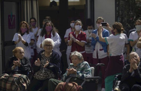 ep personal y usuarios de la residencia de mayores vitalia kansas salen al patio durante unos