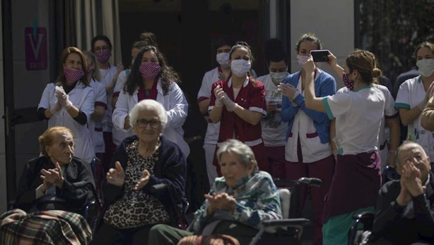 ep personal y usuarios de la residencia de mayores vitalia kansas salen al patio durante unos