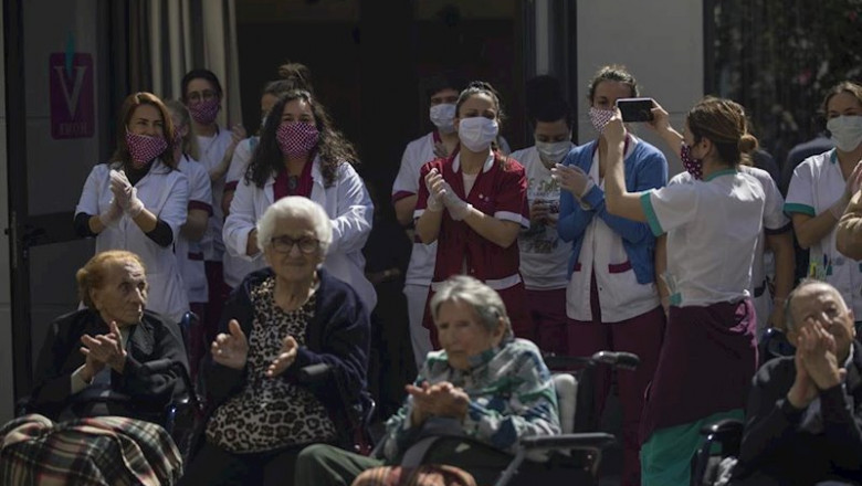 ep personal y usuarios de la residencia de mayores vitalia kansas salen al patio durante unos