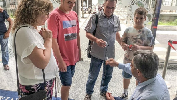 ep revilla recibeuna familiacataluna durantesegunda jornadapuertas abiertas engobiernoatenderla genteveraneacantabriaquiere conocerle