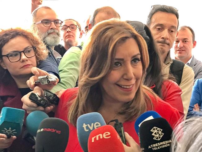 Susana Díaz atiende a los medios durante una visita a Brenes (Sevilla) | EUROPA PRESS/EDUARDO BRIONES ep susana diaz atiendelos medios durantevisitabrenes sevilla
