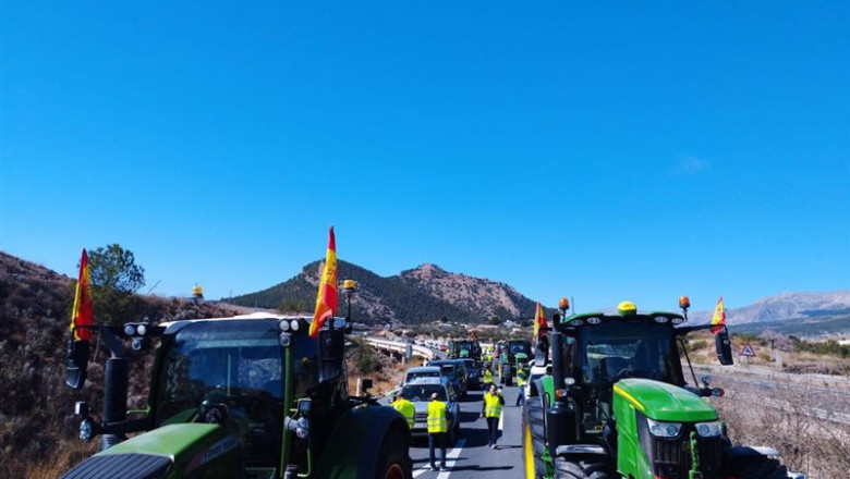 ep tractores bloquean la a 92n a su paso por la comarca de los velez en almeria durante las ultimas ep tractores bloquean la a 92n a su paso por la comarca de los velez en almeria durante las ultimas