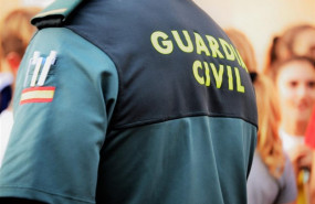 ep un agentela guardia civil de espaldas