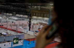 ep una psicologa sanitaria especializada en pandemia habla por telefono en el hospital provisional