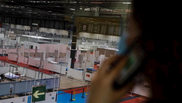 ep una psicologa sanitaria especializada en pandemia habla por telefono en el hospital provisional