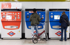 ep varias personas compran billetes en una estacion de metro de mostoles central