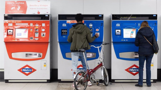 ep varias personas compran billetes en una estacion de metro de mostoles central