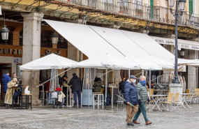 ep varias personas en la terraza de un bar en segovia castilla y leon espana