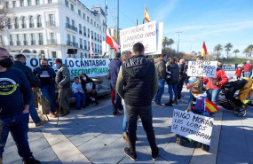 ep varias personas se concentran en una manifestacion de profesionales de la ganaderia a 12 de