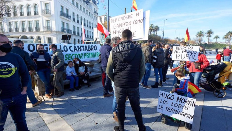 Varias personas se concentran en una manifestación de profesionales de la ganadería, a 12 de diciembre de 2021, en Santander, Cantabria (España). Las organizaciones UGAM-COAG, ASAJA, UPA y AIGAS convocan esta protesta y tractorada para expresar el malesta | Juan Manuel Serrano Arce - Europa Press ep varias personas se concentran en una manifestacion de profesionales de la ganaderia a 12 de