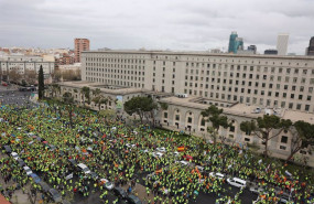 ep vista general de los asistentes a una manifestacion por el sector del transporte en el ministerio