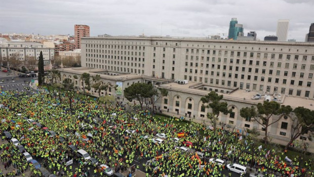 ep vista general de los asistentes a una manifestacion por el sector del transporte en el ministerio