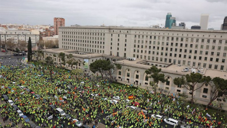 Vista general de los asistentes a una manifestación por el sector del transporte, en el Ministerio de Transportes, a 25 de marzo de 2022, en Madrid | Jesús Hellín - Europa Press ep vista general de los asistentes a una manifestacion por el sector del transporte en el ministerio