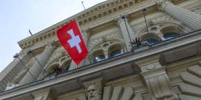 le drapeau suisse sur la facade du parlement a berne 20240417173248 