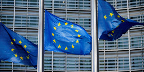 les drapeaux de l union europeenne flottent devant le siege de la commission europeenne a bruxelles belgique 20240424132645 
