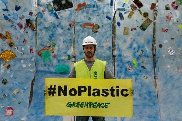 19/04/2017. Plaza Del Ayuntamiento De Valencia, Valencia, España. Greenpeace Ha | PABLO BLAZQUEZ ep 19042017 plazaayuntamientovalencia valencia espana greenpeace ha