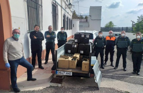 ep agentes de la guardia civil representantes de caritas y el parroco de aguilar