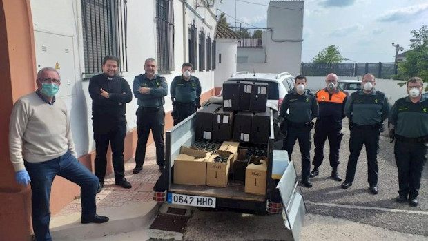 ep agentes de la guardia civil representantes de caritas y el parroco de aguilar