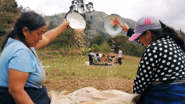 ep archivo   dos mujeres en la localidad peruana de cutervo