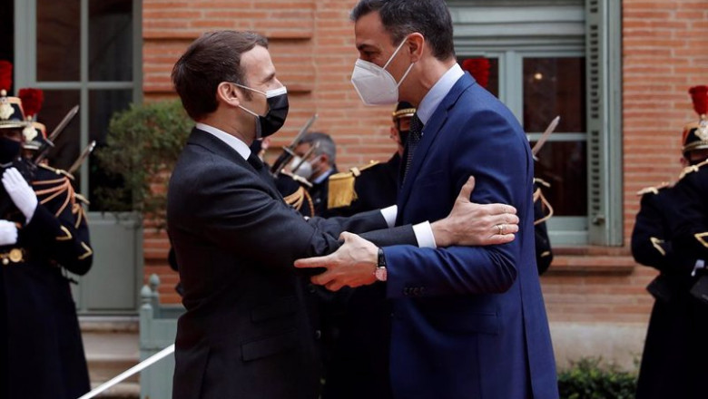 Archivo - El presidente del Gobierno, Pedro Sánchez (d), saluda al presidente de la República Francesa, Emmanuel Macron (i), de cara a la XXVI Cumbre hispano-francesa, en Montauban, (Francia), a 15 de marzo de 2021. Sánchez y Macron mantienen este lunes s | Pool - Archivo ep archivo el presidente del gobierno pedro sanchez d saluda al presidente de la republica
