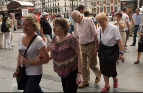 ep archivo   jubilados paseando por una calle