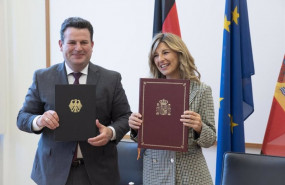 ep archivo la vicepresidenta segunda y ministra de trabajo y economia social yolanda diaz y su ep archivo la vicepresidenta segunda y ministra de trabajo y economia social yolanda diaz y su