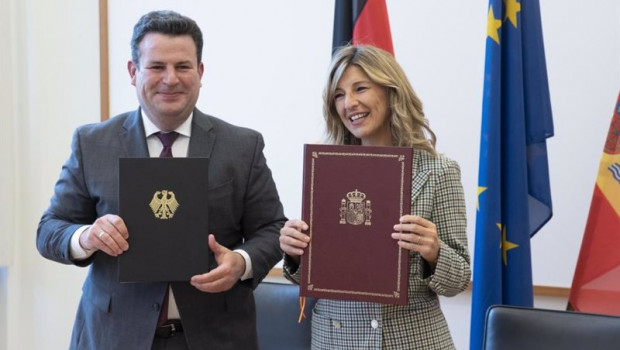 ep archivo   la vicepresidenta segunda y ministra de trabajo y economia social yolanda diaz y su
