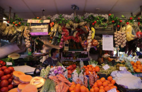 ep archivo   puesto de frutas y verduras en un puesto en el mercado de san isidro