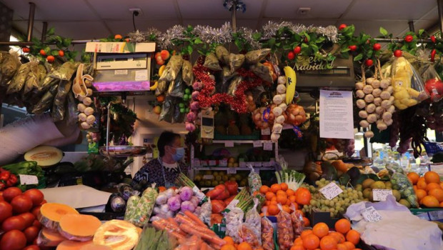 ep archivo   puesto de frutas y verduras en un puesto en el mercado de san isidro