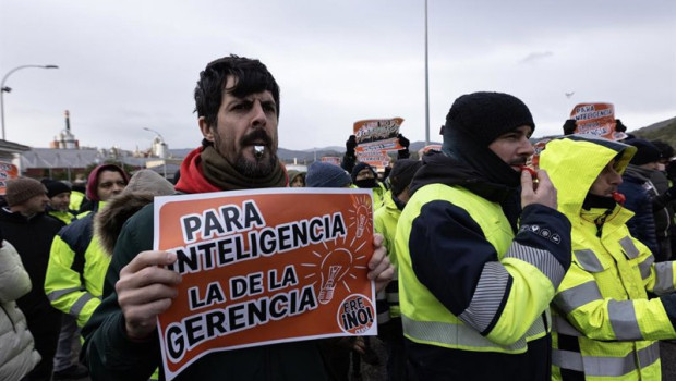 ep archivo   trabajadores de ence navia durante las movilizaciones de la planta de la pastera ence a
