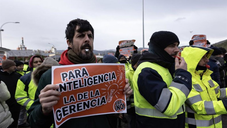 Archivo - Trabajadores de ENCE Navia durante las movilizaciones de la planta de la pastera ENCE, a 30 de enero de 2026, en Navia. | Imanol Rimada - Europa Press - Archivo ep archivo trabajadores de ence navia durante las movilizaciones de la planta de la pastera ence a