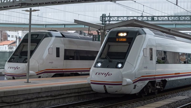 Archivo - Trenes en la estación de Santiago de Compostela | César Arxina - Europa Press - Archivo ep archivo trenes en la estacion de santiago de compostela