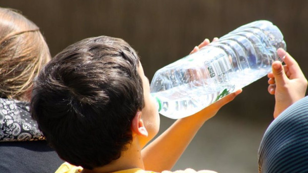 ep archivo   un nino bebe agua en una botella