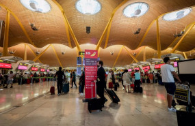 ep archivo   un tripulante camina con sus maletas en la t4 del aeropuerto adolfo suarez