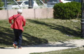 ep archivo   una mujer jubilada paseando por un parque de madrid