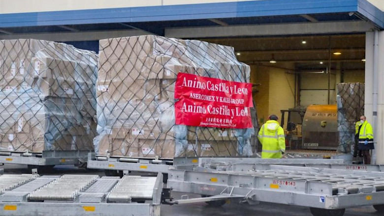 Cargamento llegado este jueves al aeropuerto de Vitoria con material para Castilla y León. | JCYL ep cargamento llegado este jueves al aeropuerto de vitoria con material para castilla y leon