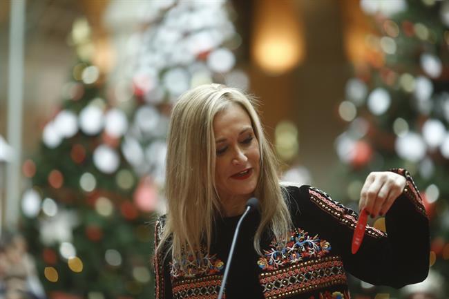 Cifuentes con los Reyes Magos en la sede la Comunidad de Madrid | EUROPA PRESS ep cifuenteslos reyes magosla sedecomunidadmadrid