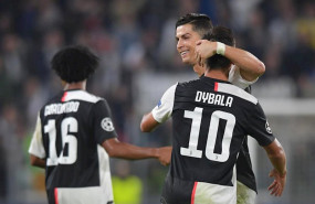 ep cristiano ronaldo felicita a paulo dybala por uno de sus goles en el juventus-lokomotiv de la