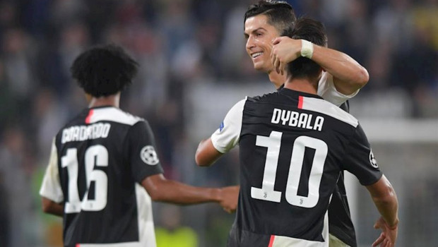 ep cristiano ronaldo felicita a paulo dybala por uno de sus goles en el juventus-lokomotiv de la