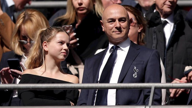 ep daniel levy en el palco durante un partido del tottenham