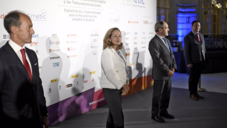El consejero delegado de Santander España, Rami Aboukhair; la vicepresidenta tercera de Asuntos Económicos y Transformación Digital, Nadia Calviño; y el presidente de Ametic, Pedro Mier | Óscar Cañas - Europa Press ep el consejero delegado de santander espana rami aboukhair la vicepresidenta tercera de asuntos
