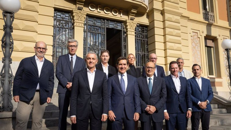 El presidente de BBVA, Carlos Torres; el presidente de Cecot, Xavier Panés; el secretario general, Oriol Alba; el director territorial de BBVA en Catalunya, José Ballester; el director regional, Francisco Pla, y miembros del comité ejecutivo de Cecot. | MIQUEL GONZALEZ/SHOOTING - BBVA ep el presidente de bbva carlos torres el presidente de cecot xavier panes el secretario general