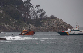 ep el remolcador insuina rande y un barco del servicio maritimo de la guardia civil en la zona del