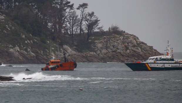 ep el remolcador insuina rande y un barco del servicio maritimo de la guardia civil en la zona del
