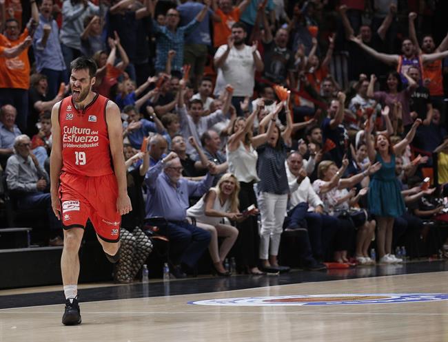 Fernando San Emeterio celebra la victoria del Valencia Basket | FIRMAR ACB PHOTO/M.Á. POLO ep fernando san emeterio celebravictoriavalencia basket