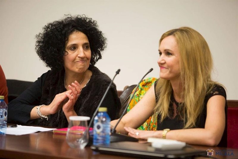 ep la escritora zoubida boughaba junto a la consejera de cultura de melilla elena fernandez psoe
