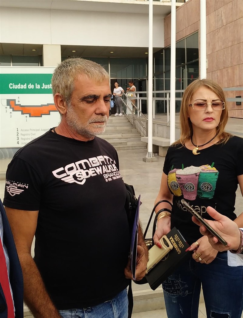 ep la expareja de lucia garrido atiende a los medios antes de entrar en el juicio