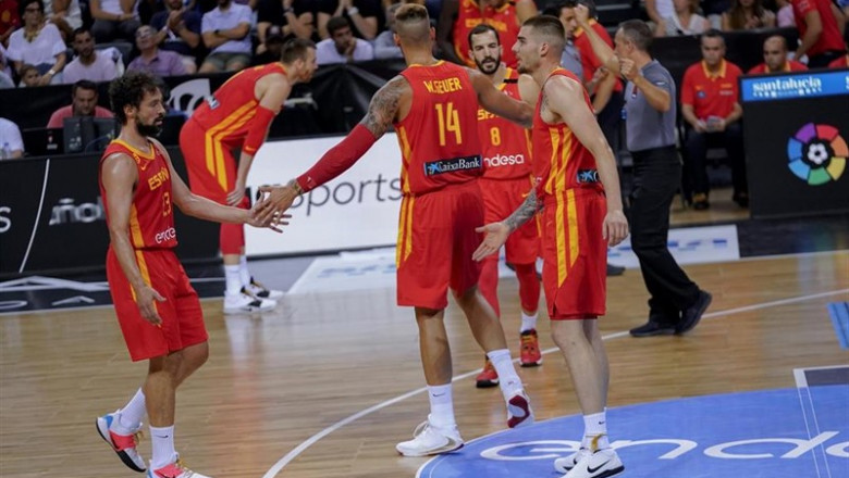 Llull, Juancho y Willy Hernangómez, y Pau Ribas durante el amistoso entre la selección española de baloncesto y Lituania | @NPHOTO-ALBERTONEVADO/FEB ep llull juanchowilly hernangomez y pau ribas duranteamistosola seleccion espanolabaloncestolituania